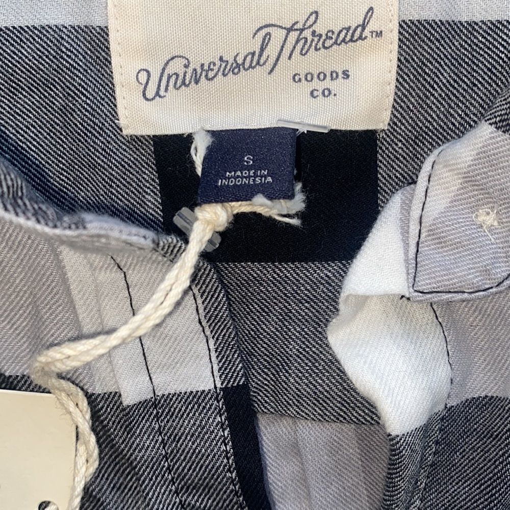 Universal Thread Gray Plaid Button Down Shirt! - Picture 5 of 9